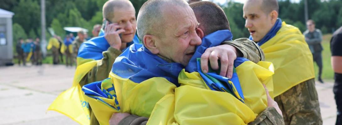 Сльози і обійми: ще одну групу українських захисників повернули з російського полону