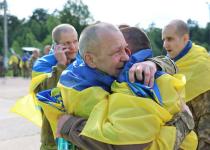 Сльози і обійми: ще одну групу українських захисників повернули з російського полону