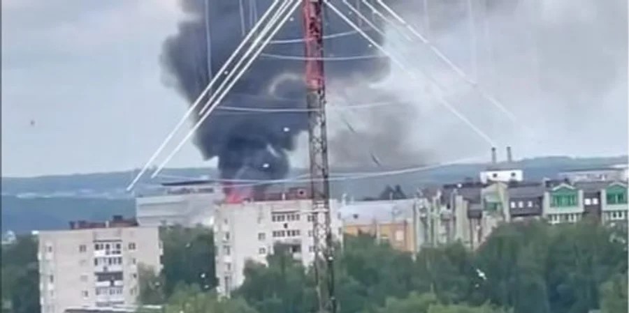 Паніка і хаос серед окупантів: Невідомі дрони рознесли оборонний завод в Іжевську