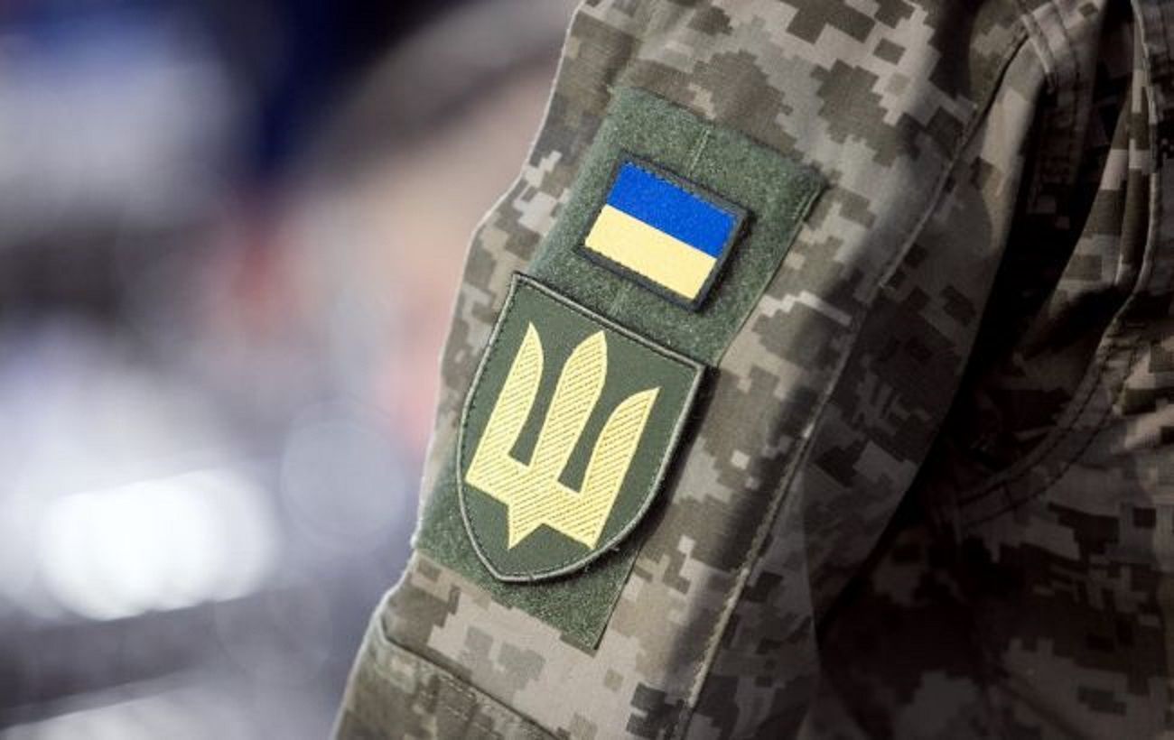 Оборудка на майже 2 мільйони: ДБР затримало військового за торгівлю зброєю з Донеччини