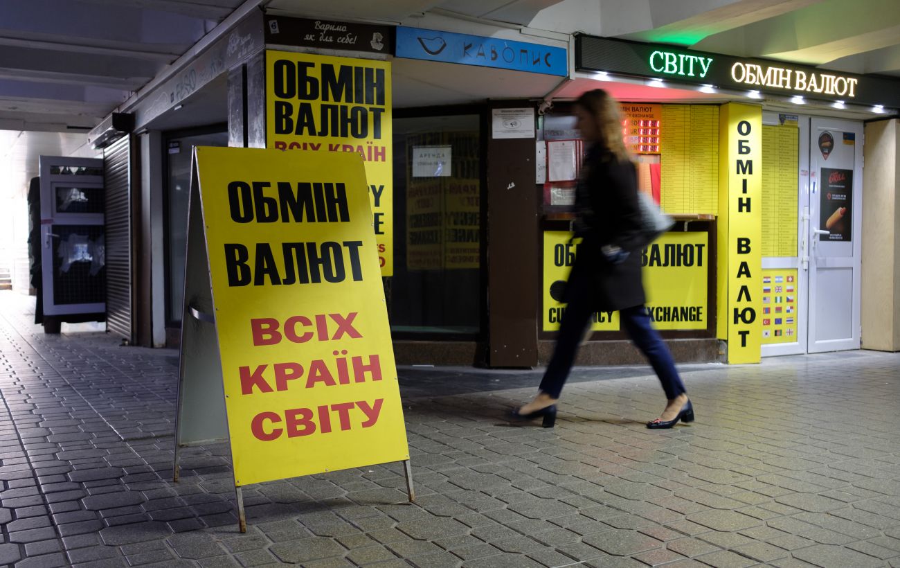 Долар і євро подешевшали: курси в обмінниках на сьогодні та прогноз на найближчі дні