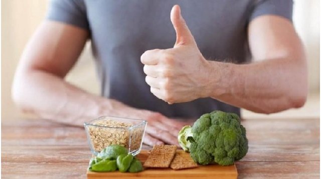 Медики назвали топ-5 продуктів для чоловічого здоров’я: що варто додати до раціону