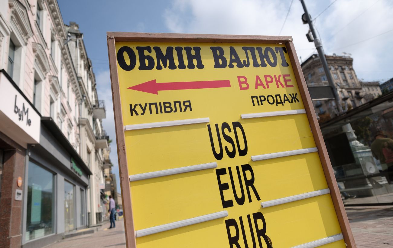 Долар зріс в обмінниках до 42 гривень, євро подешевшав: що варто знати споживачам