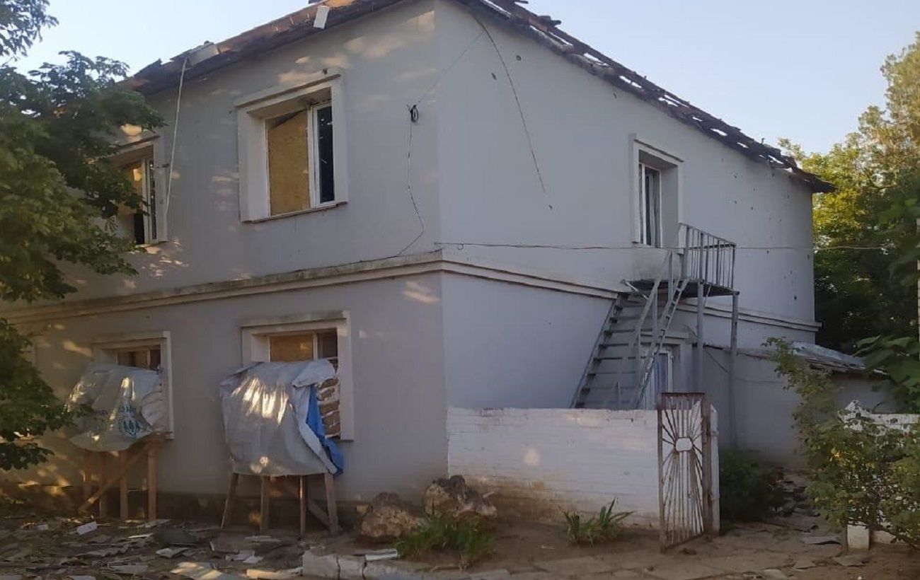 Під Херсоном російські терористи вдарили по медзакладу: що відомо на цей момент