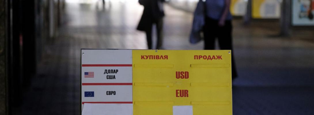 Обмінники підняли курс долара до 42 гривень: причини та прогнози на найближчий час