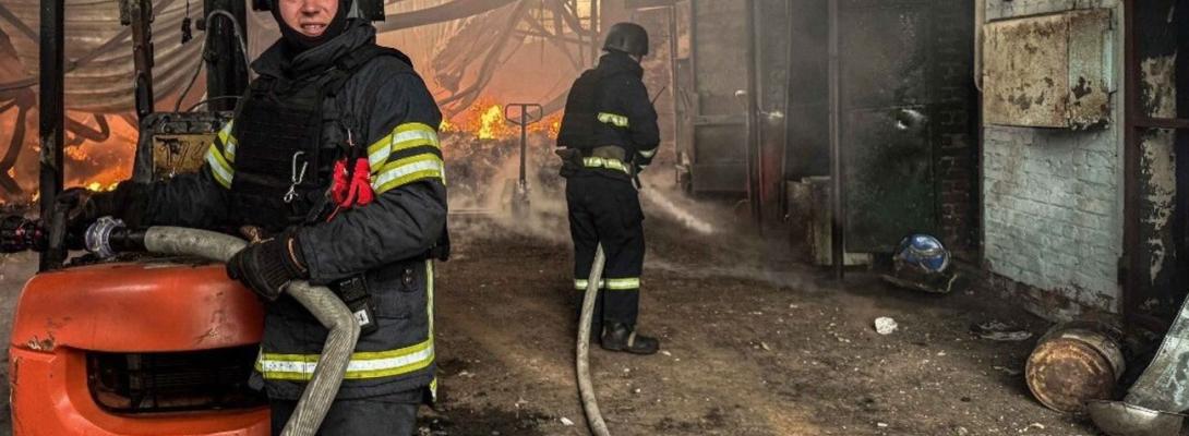 Окупанти вночі атакували Київщину: вогонь охопив склад і адмінбудівлю, є руйнування