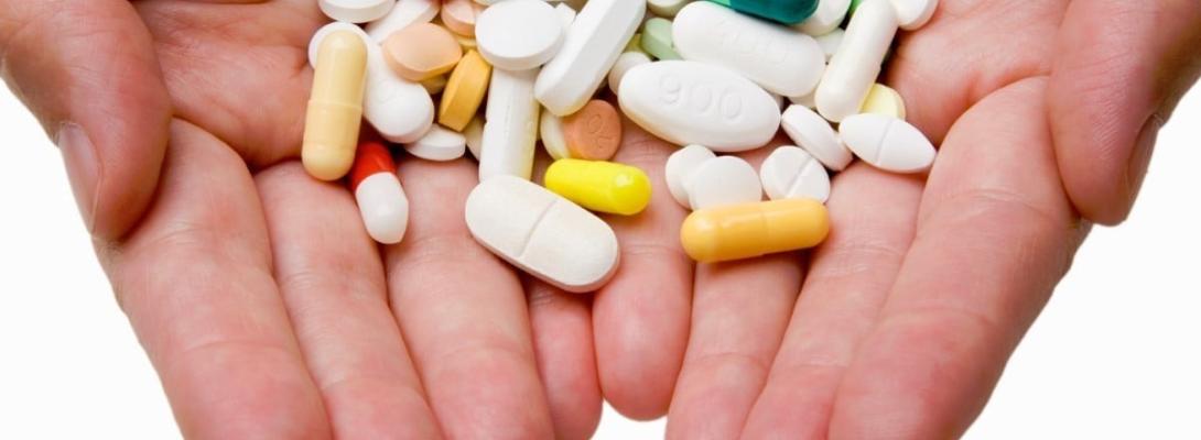 Чому не можна займатись самолікуванням: основні загрози та поради лікарів