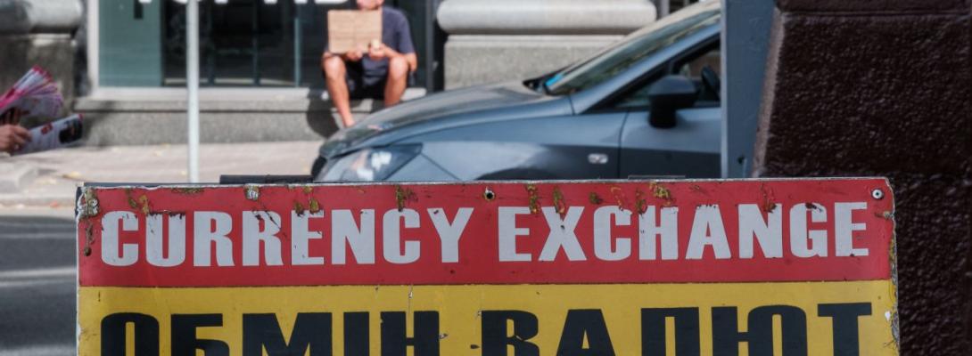  Скільки коштують долар і євро на початку тижня: обмінники встановили нові курси