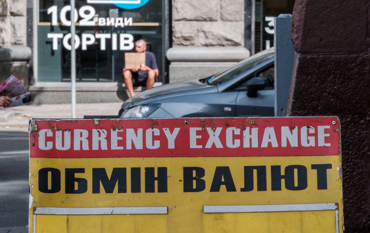  Скільки коштують долар і євро на початку тижня: обмінники встановили нові курси
