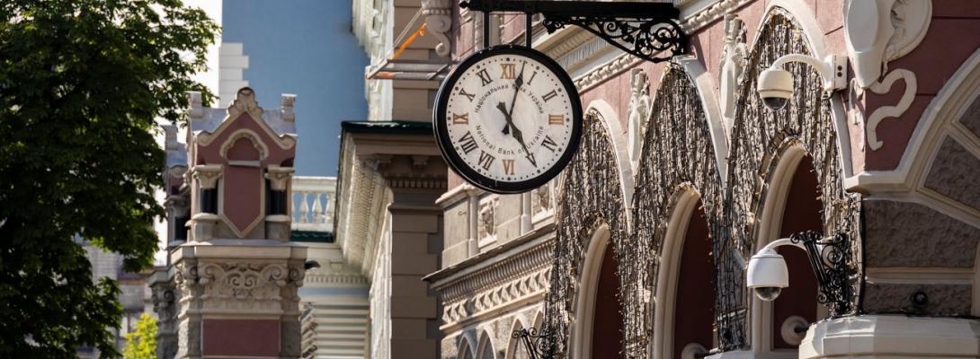 НБУ збільшив продаж доларів із резервів до максимуму з січня: що буде з курсом гривні