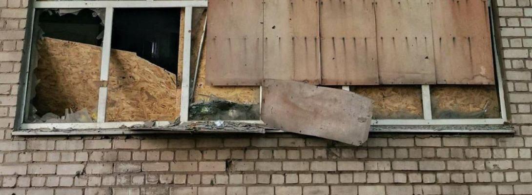 Пошкоджено навчальний заклад, є поранений: з'явилися фото наслідків удару по Херсону