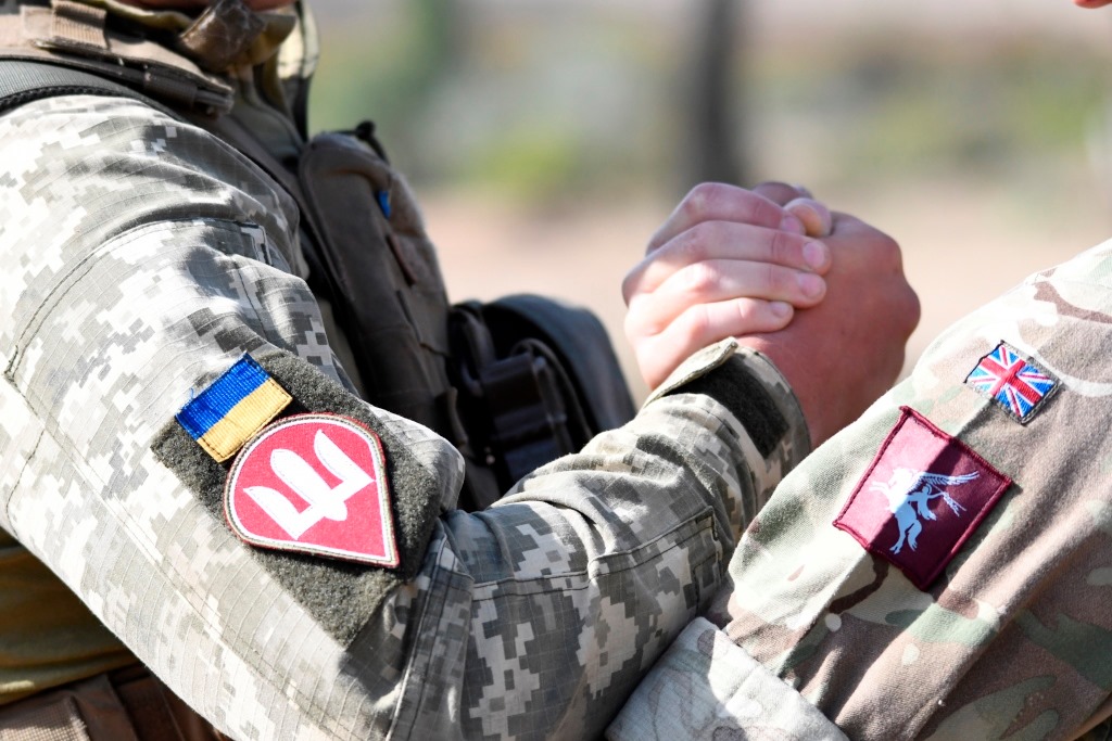 Британія зрадила Україну? Лондон відкликає плани відправки 30 тисяч військових