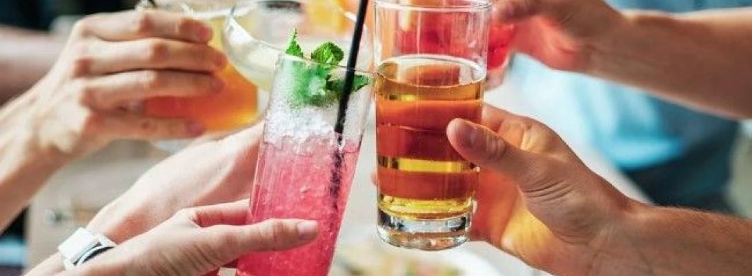 Ці 5 напоїв становлять серйозну небезпеку для здоров’я людей: що варто знати кожному