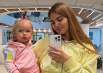 Ведуча 1+1 з однорічною донькою потрапила в ДТП: "У нашу машину в'їхали"
