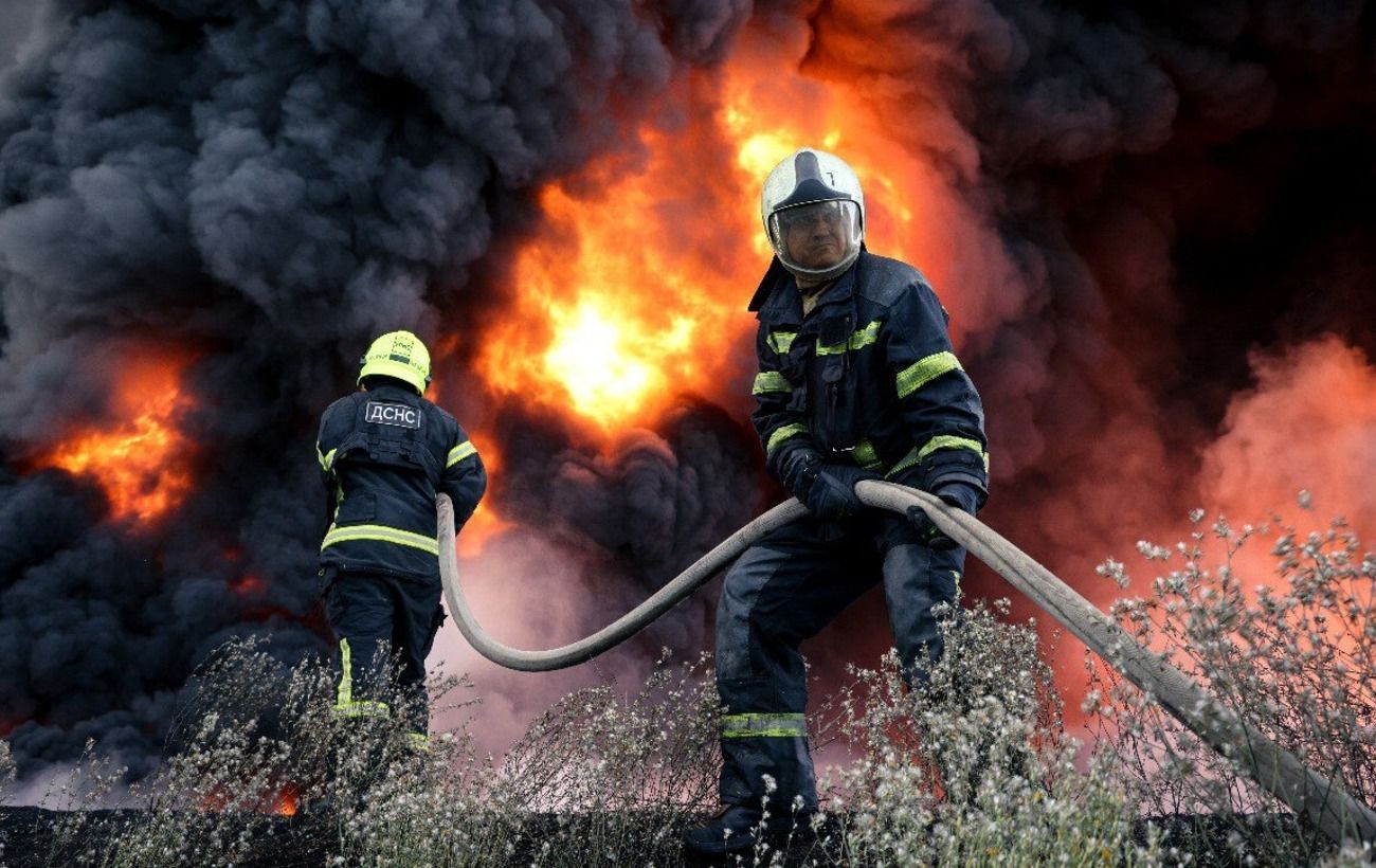 На Полтавщині досі гасять пожежу після вчорашнього російського обстрілу: подробиці 