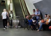 "Люди часами сидят на полу": киевляне просят открывать вагоны метро ночью