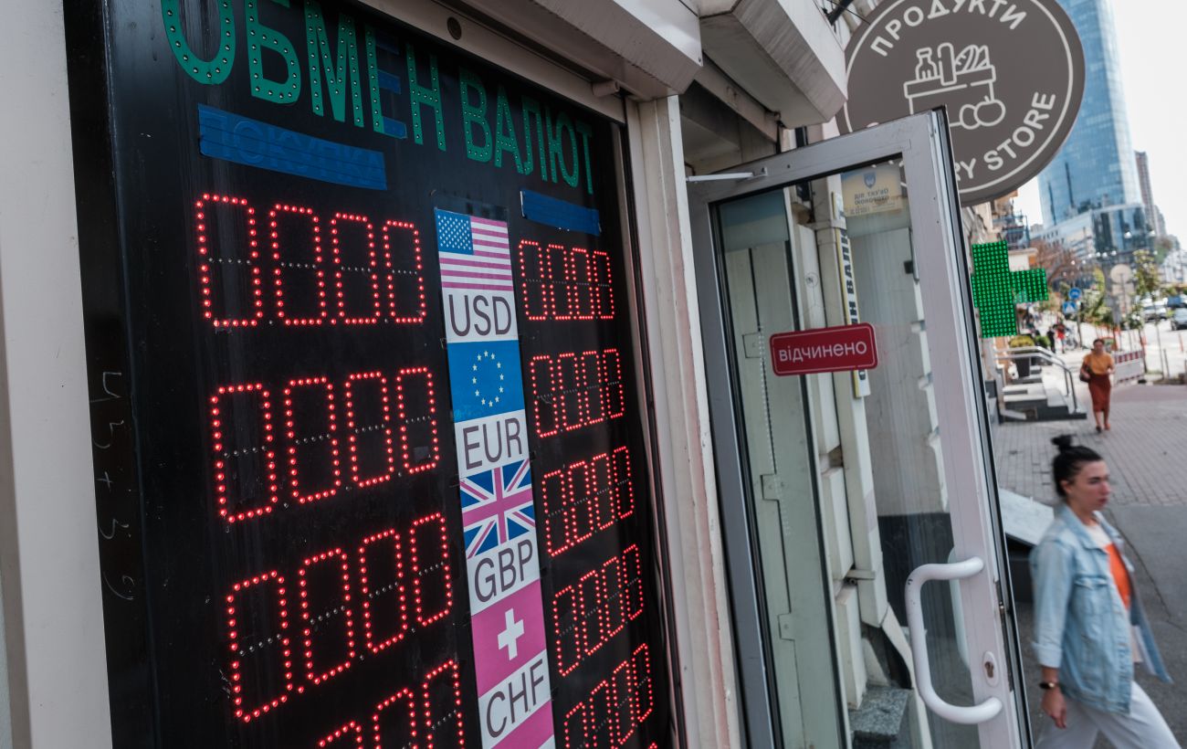 Долар і євро подешевшали в обмінних пунктах: коли чекати подальших змін курсу