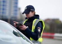 У Києві чоловік пограбував військову, яка проходить лікування: подробиці