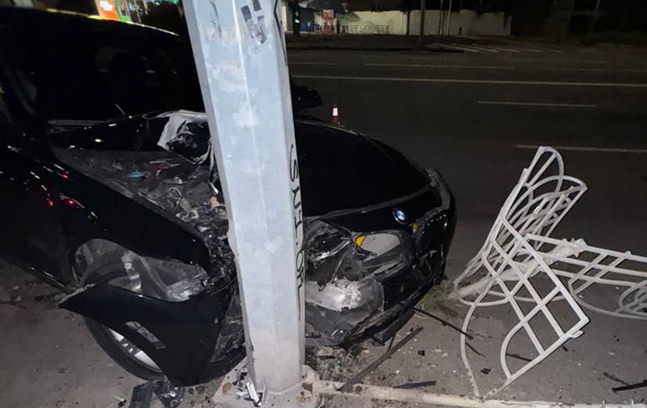 У Києві працівник автомийки викрав BMW клієнта та розбив його: перші подробиці