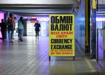 Долар і євро подешевшали в обмінниках на початку тижня: як це вплине на гривню