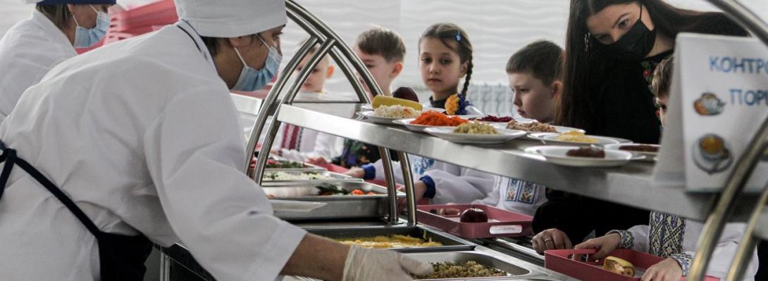 Учні 1-11 класів зможуть безкоштовно харчуватися у школі: коли запрацюють нововведення