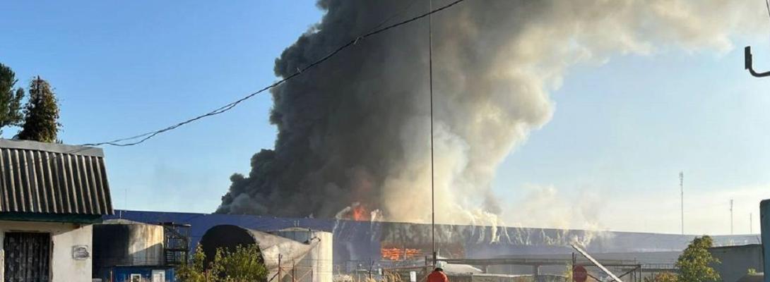 Під Києвом горить склад  логістичного центру через ранкову атаку дронів: подробиці