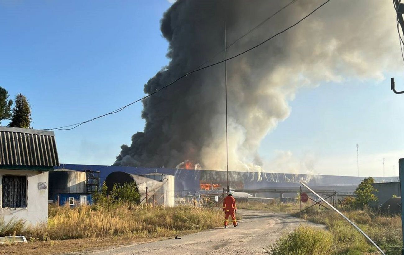 Під Києвом горить склад  логістичного центру через ранкову атаку дронів: подробиці