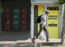 Доллар подешевел в обменниках, евро упал ниже 49 гривен: что будет с гривной