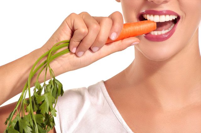 7 продуктів, які природно зміцнюють зуби та ясна: що варто додати до свого раціону