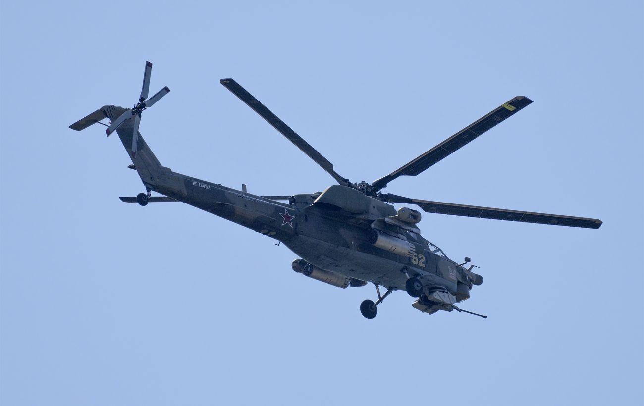 Унікальні кадри! ЗСУ за допомогою FPV-дрона знищили російський військовий гелікоптер