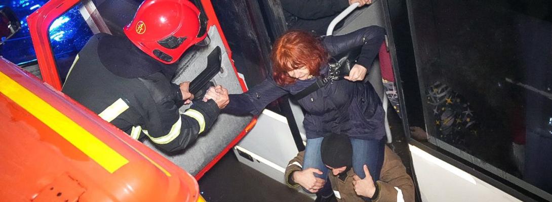 Рятувальники виносять людей на плечах із маршруток: ДСНС показала кадри затопленої Одеси