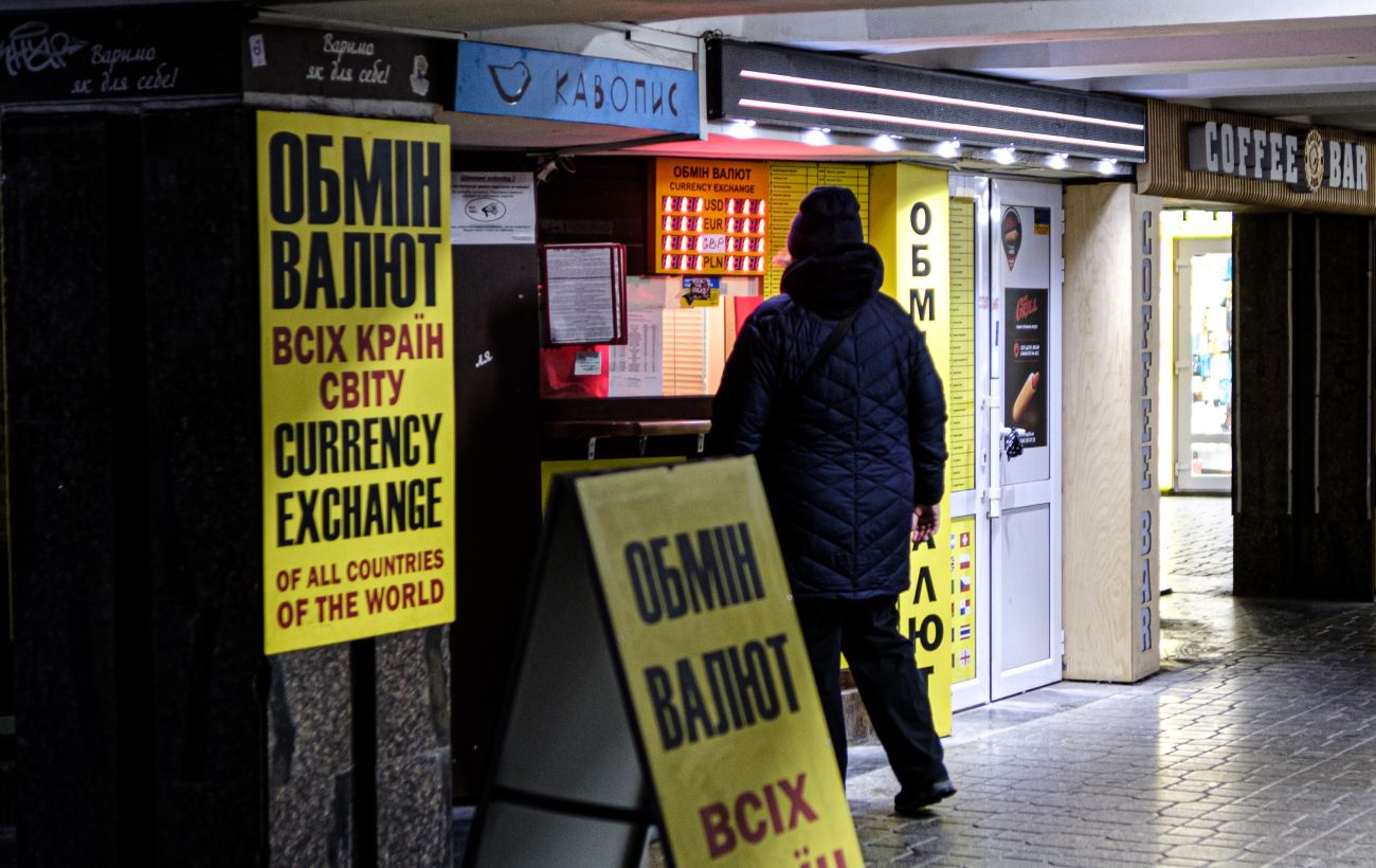 На старті нового місяця гривня посилилася: долар і євро подешевшали в обмінниках