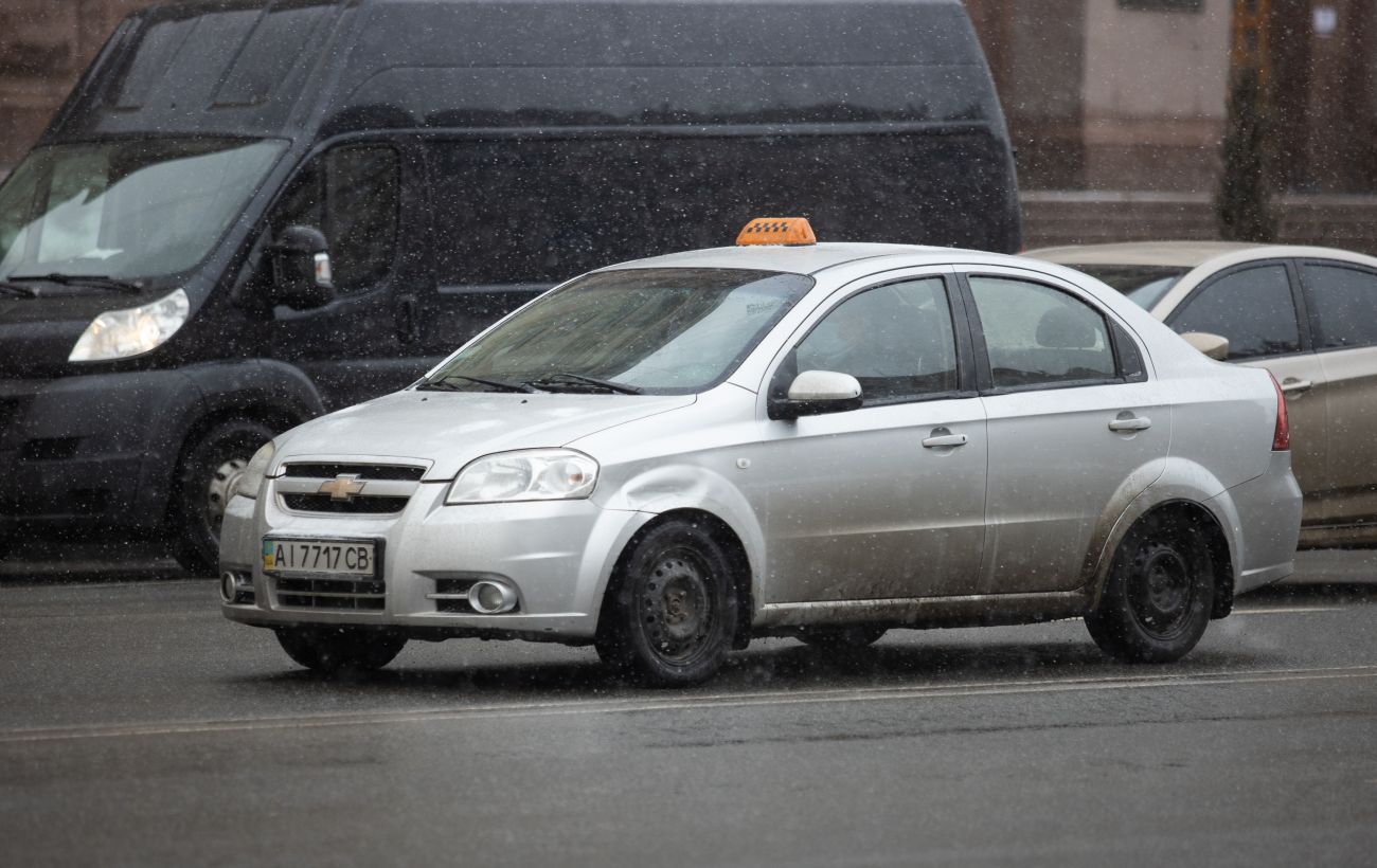 Поїздка за 1700 гривень: у столиці під час тривоги різко зросли тарифи на таксі