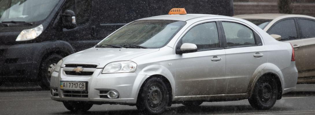 Поїздка за 1700 гривень: у столиці під час тривоги різко зросли тарифи на таксі