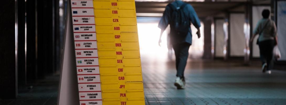 Долар і євро різко подорожчали в обмінниках: що чекає на гривню найближчим часом