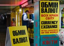 Долар і євро знову дешевшають: актуальні ціни в банках та обмінниках по всій країні