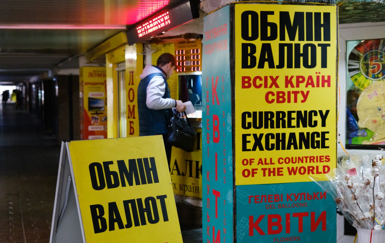 Долар і євро знову дешевшають: актуальні ціни в банках та обмінниках по всій країні