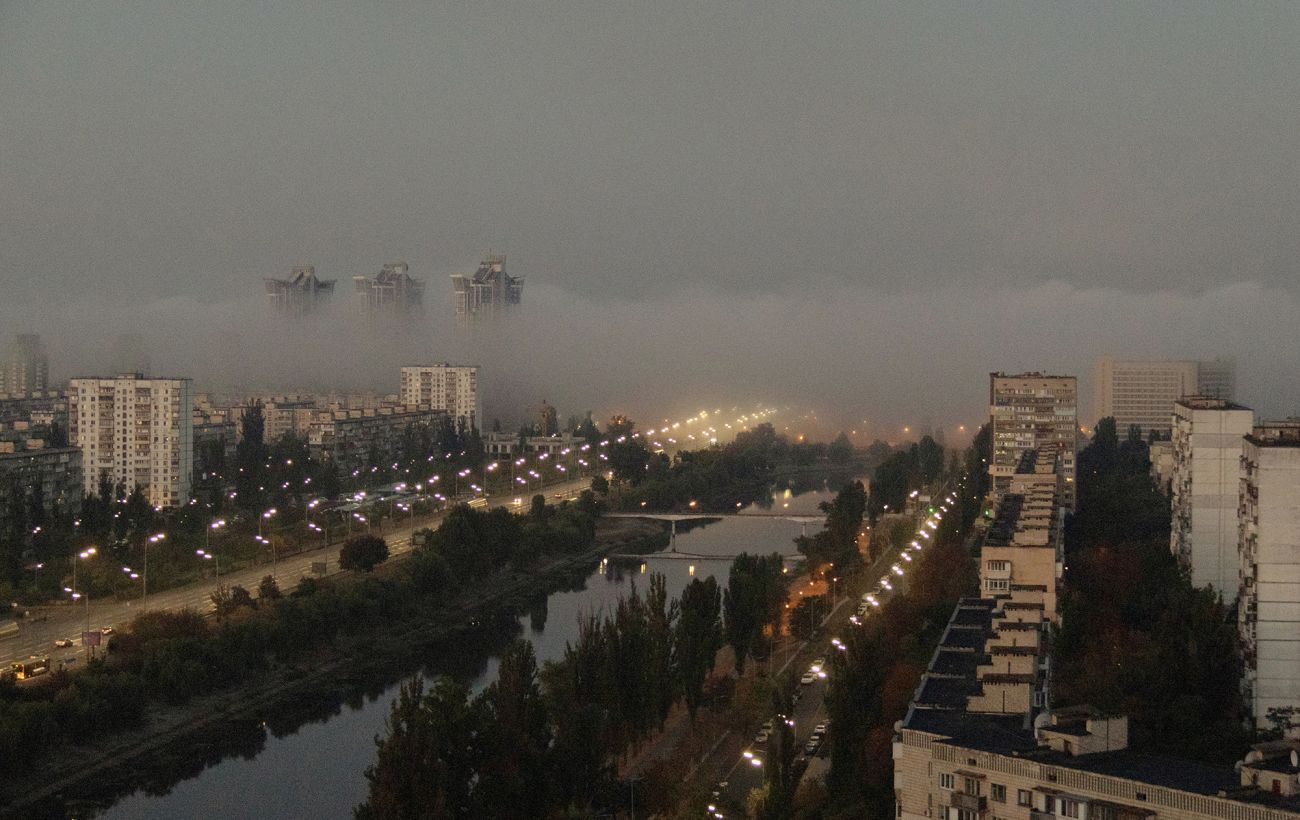 Київ огорнув густий туман: поліція закликає водіїв і пішоходів бути обережними