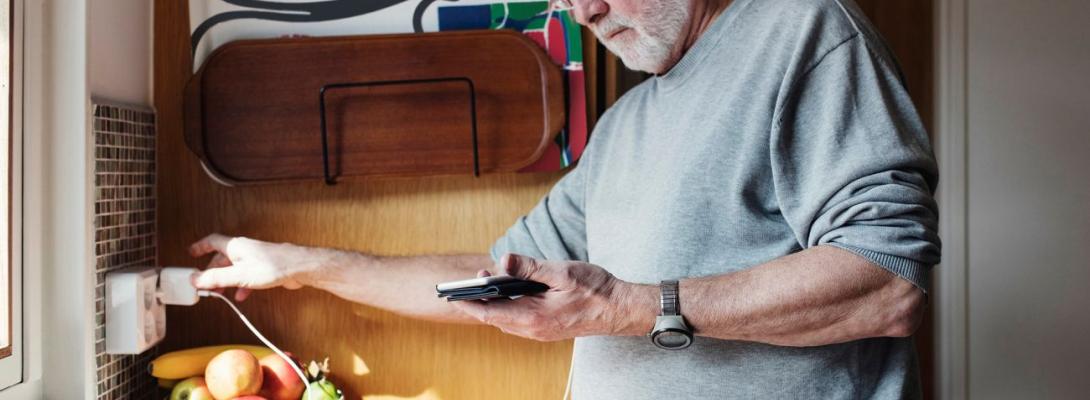 Після ударів по енергетиці: українцям радять заряджати гаджети й мати запаси