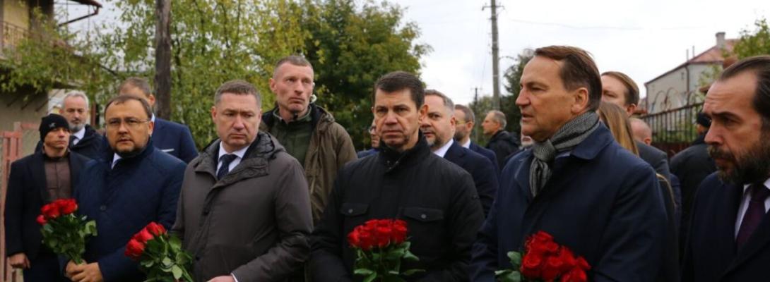 Сікорський прибув в Україну: глава МЗС Польщі відвідав місце удару рф біля Львова