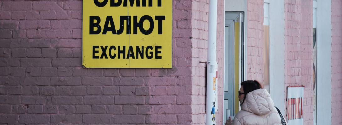 На старті тижня гривня слабшає: скільки коштують долар та євро в обмінниках сьогодні
