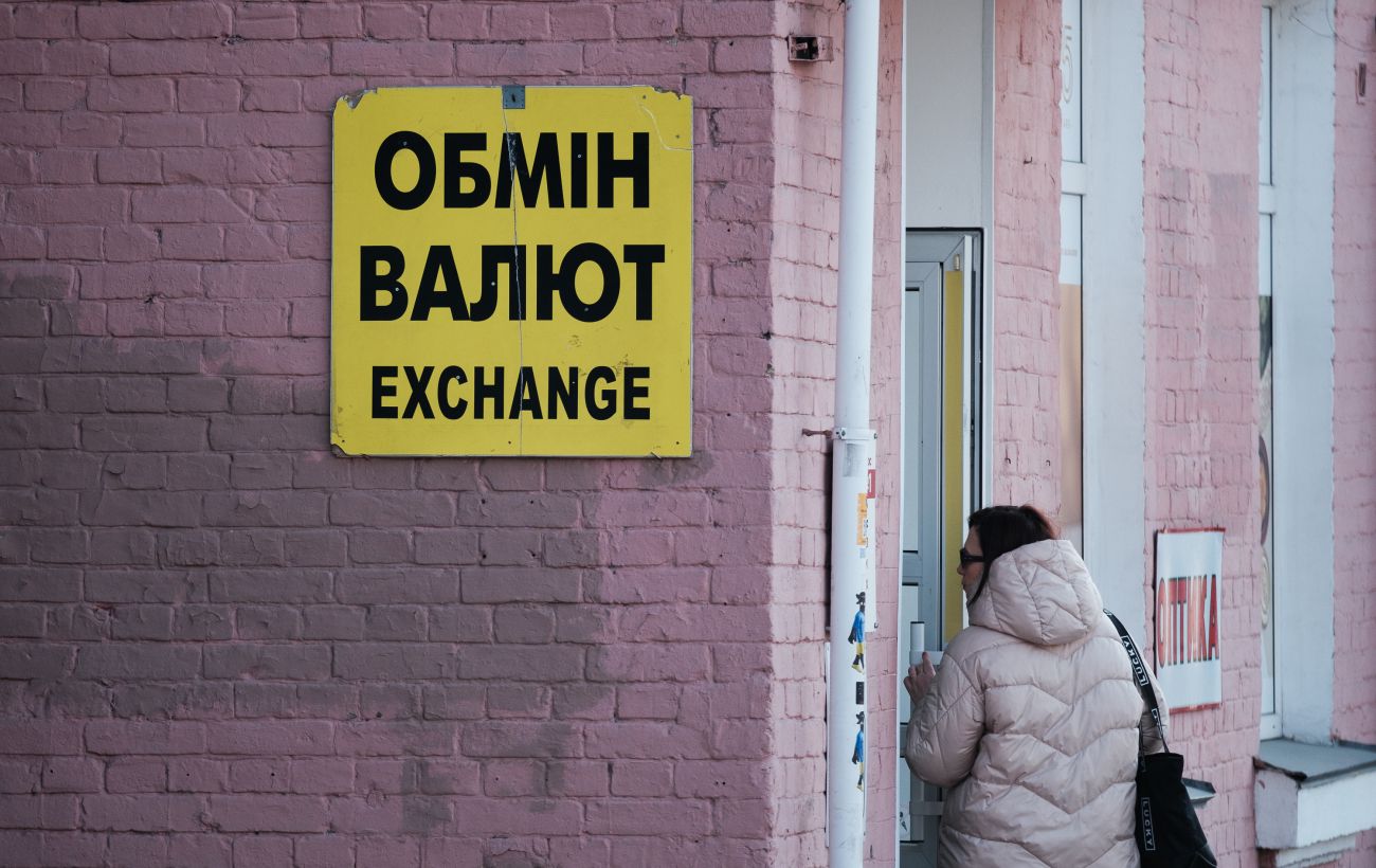 На старті тижня гривня слабшає: скільки коштують долар та євро в обмінниках сьогодні