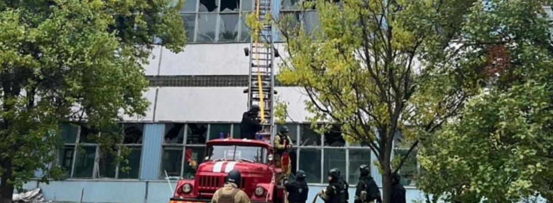 У Ніжині рф вдарила по промисловому підприємству: внаслідок обстрілу спалахнула пожежа