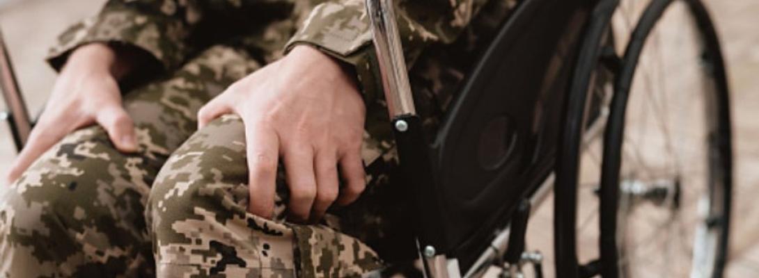 У Києві невідомі жорстоко побили військового на інвалідному візку: шокуючі подробиці
