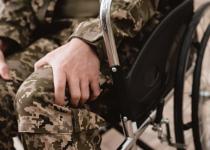 У Києві невідомі жорстоко побили військового на інвалідному візку: шокуючі подробиці