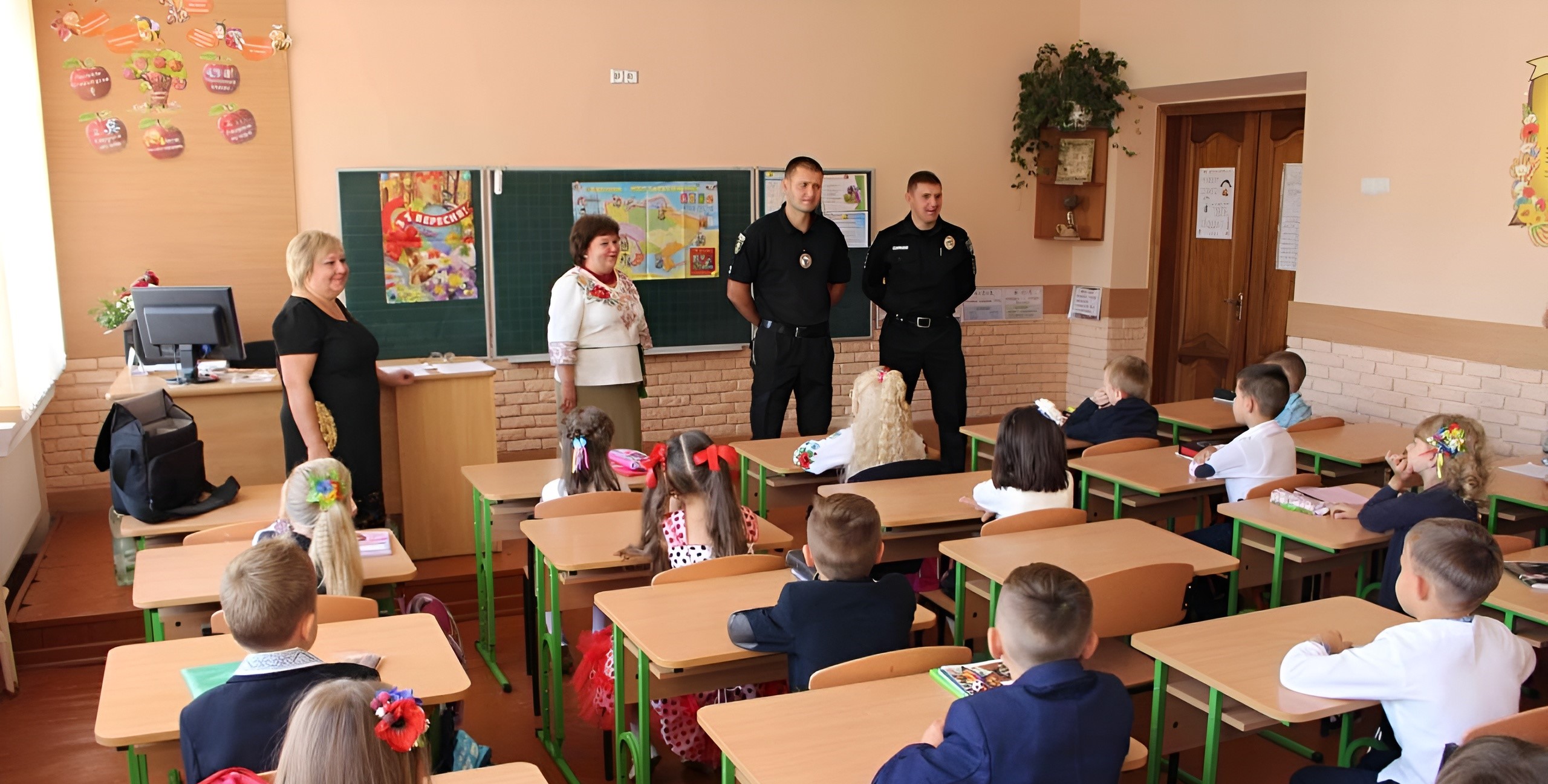 Школи стали небезпечними? Поліція охорони патрулюватиме навчальні заклади: подробиці
