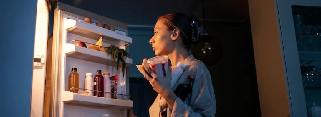 Як не зашкодити організму: список безпечних продуктів для нічного перекусу
