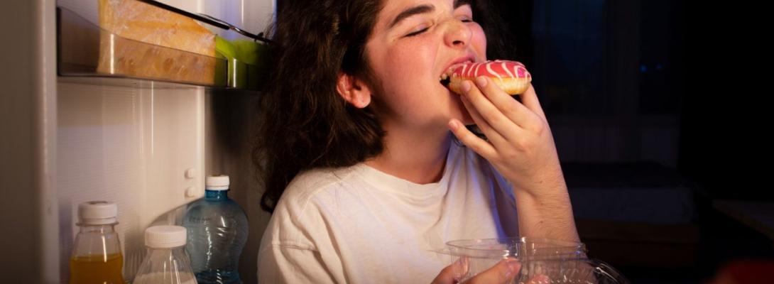 Психолог пояснив, як назавжди позбутися шкідливих перекусів: 7 перевірених способів