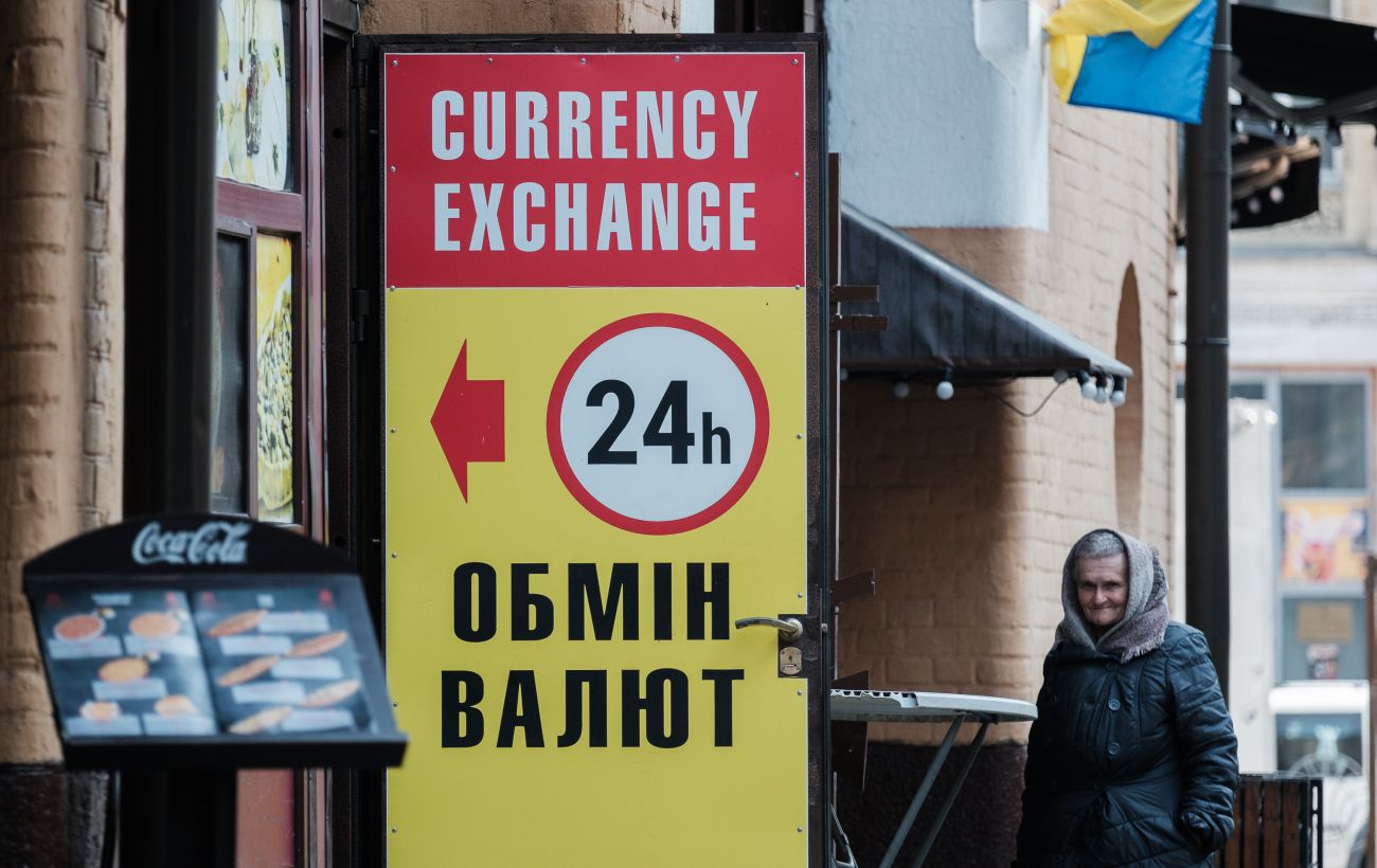 Обмінники оновили курси валют: скільки коштують долар і євро та що буде з гривнею