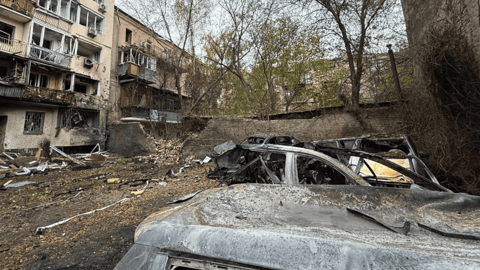 Жахлива ніч у Києві: дрони знову били по житлових кварталах, постраждали мирні жителі